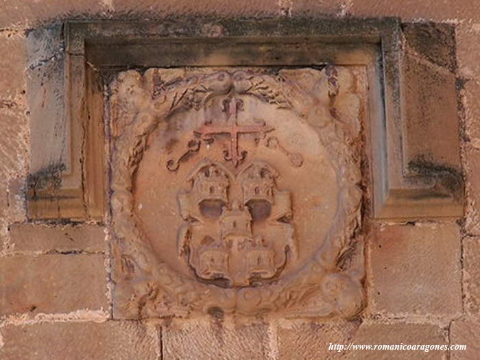 ESCUDO EN PALACIO BARROCO